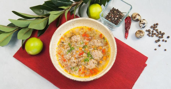 Суп с ячневой крупой и курицей, грибами, капустой на мясном бульоне