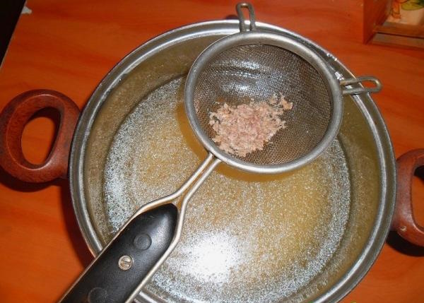 Суп с ячневой крупой и курицей, грибами, капустой на мясном бульоне