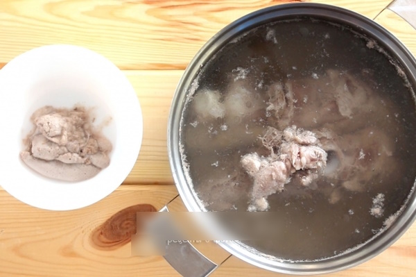 Суп с ячневой крупой и курицей, грибами, капустой на мясном бульоне