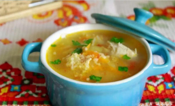 Суп с ячневой крупой и курицей, грибами, капустой на мясном бульоне