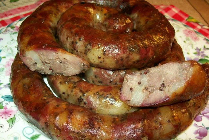 Домашние колбаски в кишке куриные, из свинины. Рецепты на мясорубке