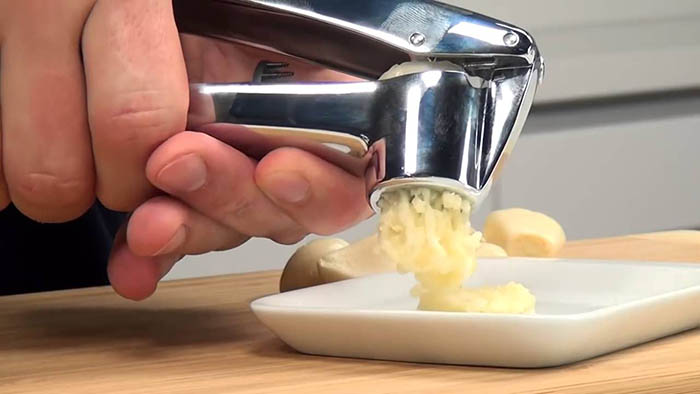 Домашние колбаски в кишке куриные, из свинины. Рецепты на мясорубке