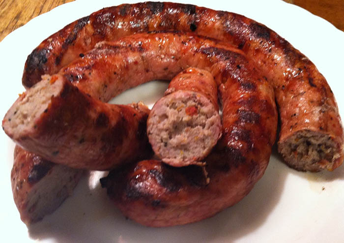 Домашние колбаски в кишке куриные, из свинины. Рецепты на мясорубке