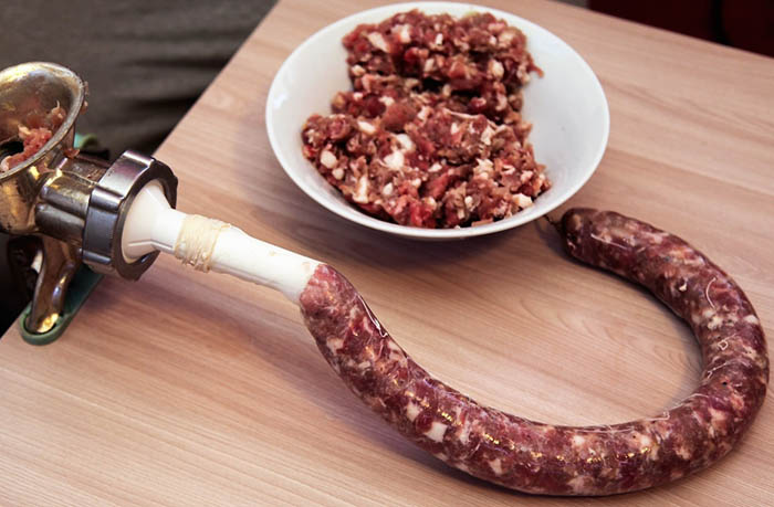 Домашние колбаски в кишке куриные, из свинины. Рецепты на мясорубке