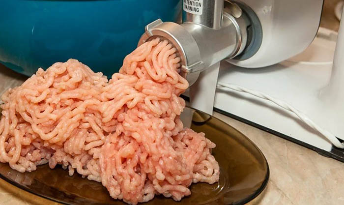 Домашние колбаски в кишке куриные, из свинины. Рецепты на мясорубке