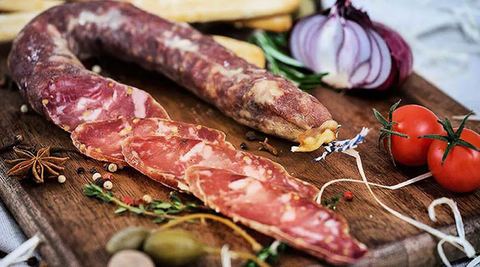 Домашние колбаски в кишке куриные, из свинины. Рецепты на мясорубке