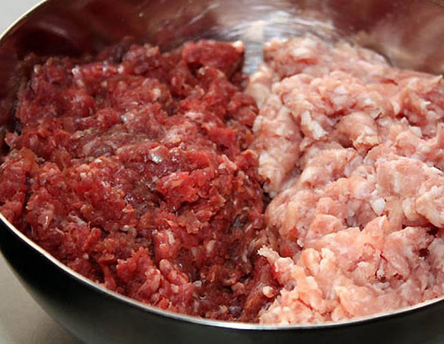 Домашние колбаски в кишке куриные, из свинины. Рецепты на мясорубке