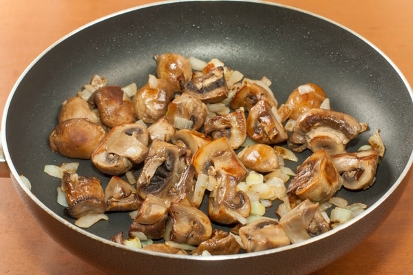 Курица по-французски на сковороде, мясо по-французски из курицы. Рецепт