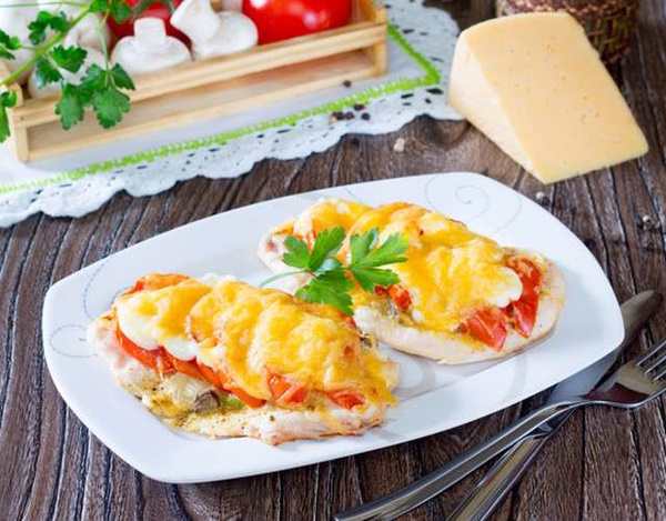 Курица по-французски на сковороде, мясо по-французски из курицы. Рецепт