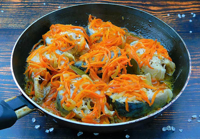 Скумбрия с луком и морковью на сковороде, сметаной, томатной пастой