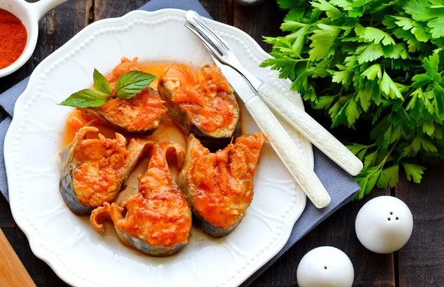 Скумбрия с луком и морковью на сковороде, сметаной, томатной пастой