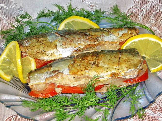 Скумбрия с луком и морковью на сковороде, сметаной, томатной пастой