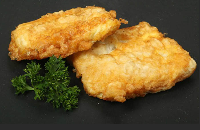 Скумбрия с луком и морковью на сковороде, сметаной, томатной пастой