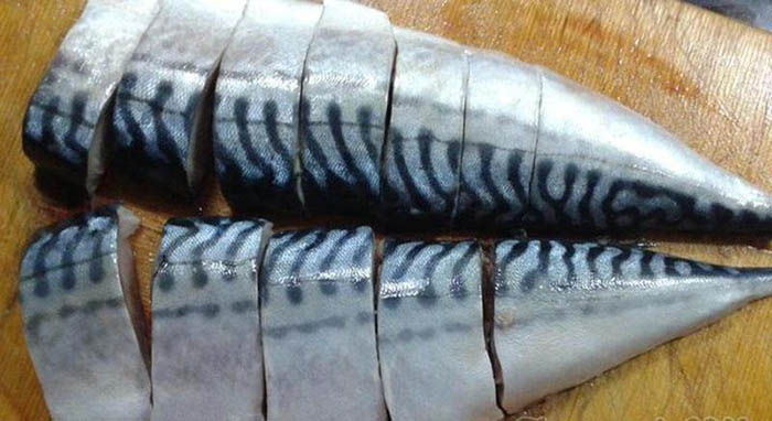 Скумбрия с луком и морковью на сковороде, сметаной, томатной пастой