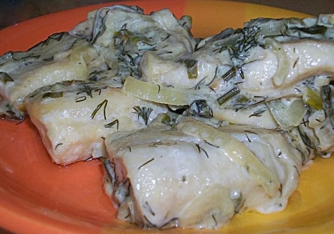 Скумбрия с луком и морковью на сковороде, сметаной, томатной пастой