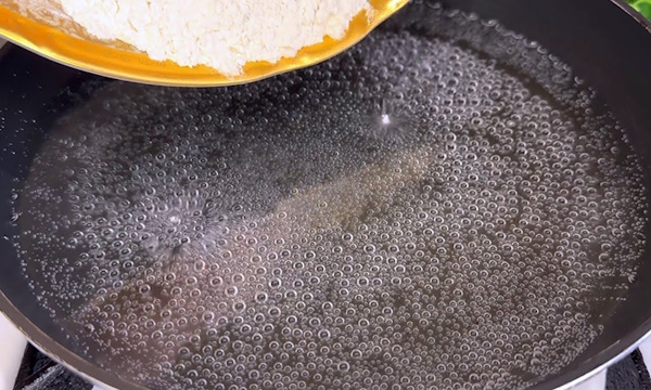 Подлива как в советской столовой с мясом, мукой, томатной пастой. Рецепт