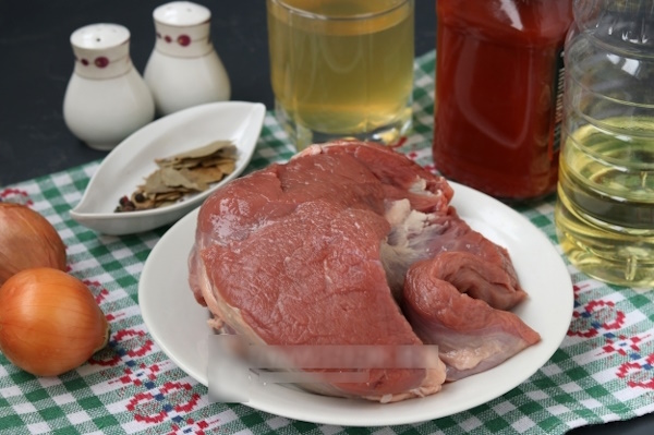 Подлива как в советской столовой с мясом, мукой, томатной пастой. Рецепт