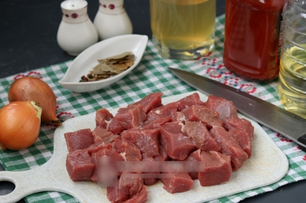 Подлива как в советской столовой с мясом, мукой, томатной пастой. Рецепт