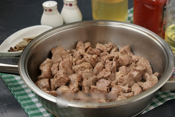 Подлива как в советской столовой с мясом, мукой, томатной пастой. Рецепт