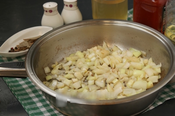 Подлива как в советской столовой с мясом, мукой, томатной пастой. Рецепт