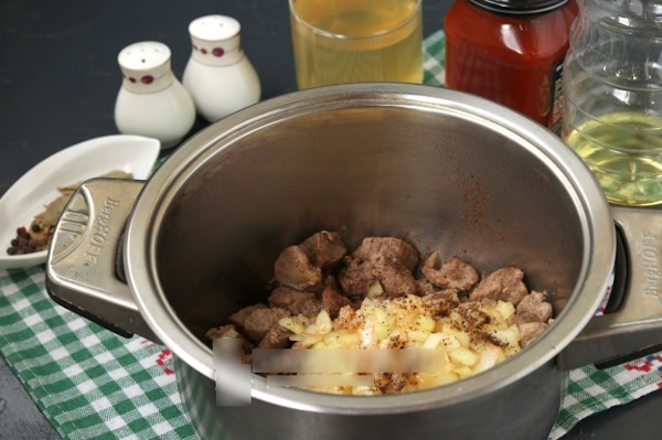 Подлива как в советской столовой с мясом, мукой, томатной пастой. Рецепт