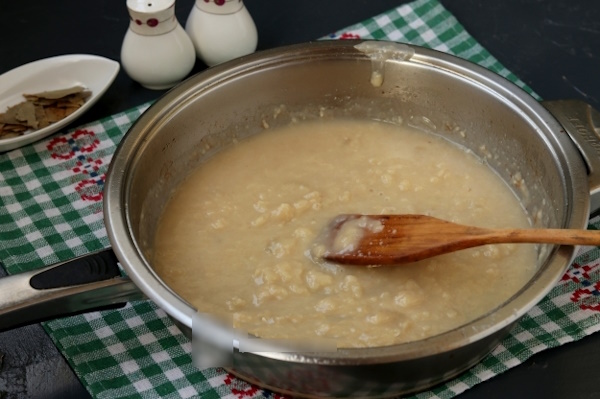 Подлива как в советской столовой с мясом, мукой, томатной пастой. Рецепт
