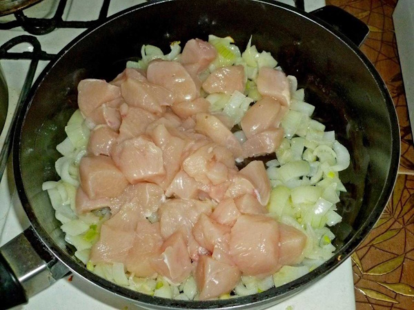 Гуляш из курицы на сковороде с томатной пастой, морковью и луком